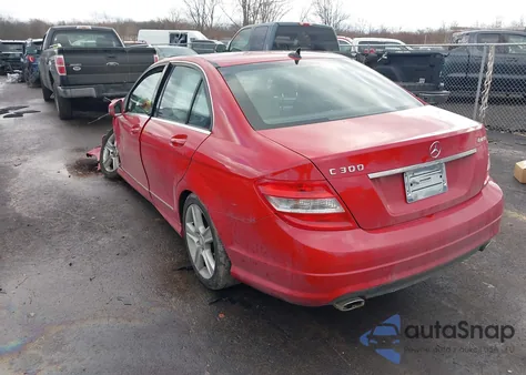 2010 Mercedes-Benz C 300 Sport 4Matic z USA, uszkodzony, nr VIN WDDGF8BB3AR131338